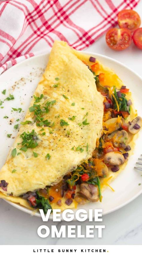 Learn how to make the perfect Veggie Omelet in just a few minutes, stuffed with all of your favorite vegetables and cheese. Omelet With Vegetables, Omelette Veggie, Vegetarian Omlette Recipes, Vegetable Omlet Recipes, Vegetable Omelette Breakfast, Omelette Vegetables, Veggie Omlet Recipes Healthy, Veggie Omelette Recipe, Vegetable Omelette