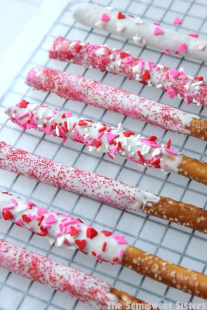 Valentine's Day White Chocolate Dipped Pretzel Rods Chocolate Dipped Pretzel Rods, Chocolate San Valentin, Dipped Pretzel Rods, Dipped Pretzels, Valentines Treats, Valentines Snacks, Chocolate Covered Pretzel Rods, Valentines Baking, Chocolate Dipped Pretzels