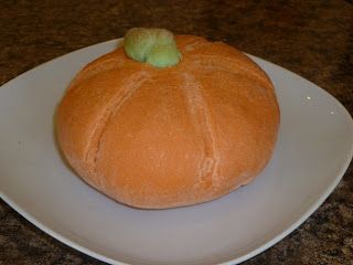 Pumpkin bread bowls Halloween Bread Bowl, Halloween Bread, Pillsbury Dough, Pie Pumpkin, Bread Bowl, Bread Bowls, Pumpkin Bread, Halloween Parties, Thanksgiving Dinner