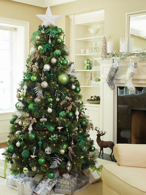 20 Gorgeous Christmas Tree Decoration Ideas - Chloe Dominik Green Christmas Decorations, Green Christmas Tree Decorations, Glam Christmas Tree, Glam Christmas Decor, Christmas Tree Green, Green Xmas, Glam Christmas, Silver Christmas Tree, Black Christmas Trees