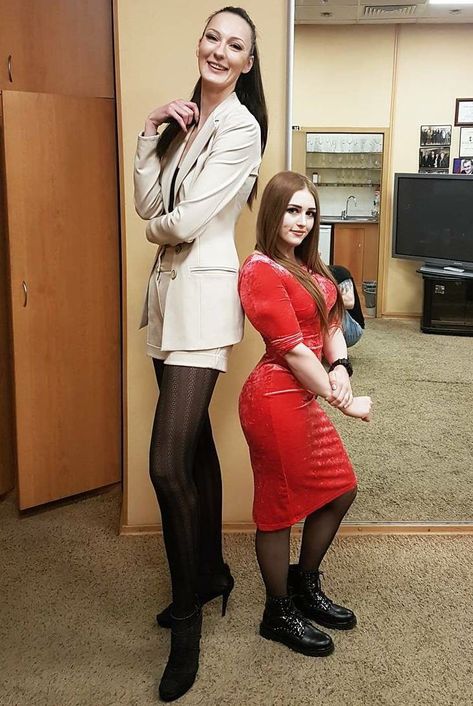 Ekaterina Lisina 6'9 & Julia Vins 5'5 🇷🇺 Ekaterina Lisina, Julia Vins, Giant People, Tall People, Iranian Women, Long Tall Sally, Tall Girl, Tall Women, Amazon Women