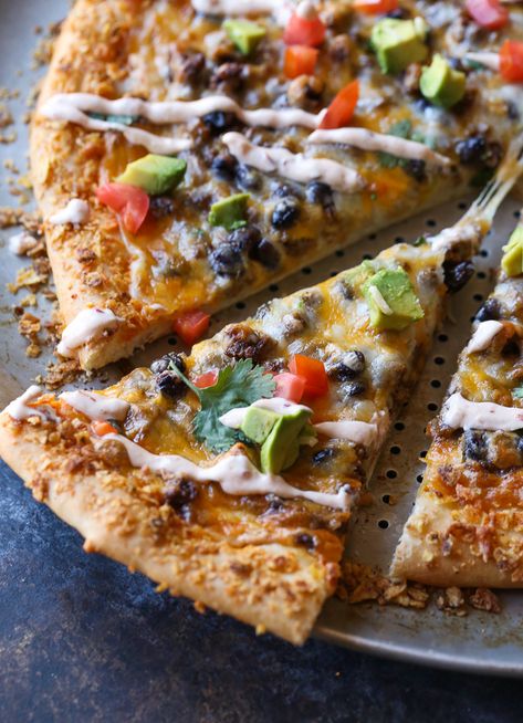 Taco Pizza with Chipotle Cream Sauce is a fun dinner idea, mashing up two classics into one epic dish that is sure to be a hit with everyone in your house! I am so happy to partner with Fleischmann’s® Yeast on this recipe. Chipotle Cream Sauce, Garbage Bread, Homemade Pizza Recipe Easy, Pizza Cookies, Creamy Chipotle Sauce, Best Easy Dinner Recipes, Cookies And Cups, Southwestern Recipes, Homemade Pizza Crust