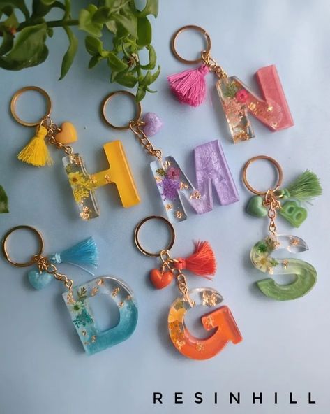 Resin Letter Ideas, Resin Art Tutorial Videos, Resin Keychain Ideas, Craft Business Ideas, Resin Art Ideas, Diy Resin Wall Art, Diy Resin Accessories, Diy Resin Phone Case, Diy Resin Keychain