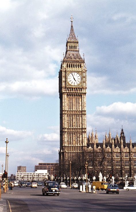 Photos of Mid-Seventies London by David Rostance - Flashbak Somerset Levels, 3rd April, Palace Of Westminster, London Buildings, British Architecture, Regent Street, London Aesthetic, London History, Piccadilly Circus