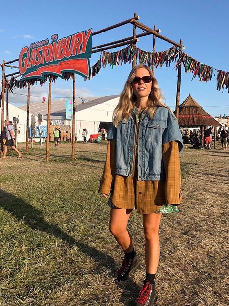 music festival outfits: we the people style at glastonbury Indie Music Festival Outfit, Festival Outfit Uk, Uk Festival Outfit, Glastonbury Outfits, Glastonbury Festival Fashion, Glastonbury Fashion, Outfits 30s, Festival Outfit Ideas, Indie Festival