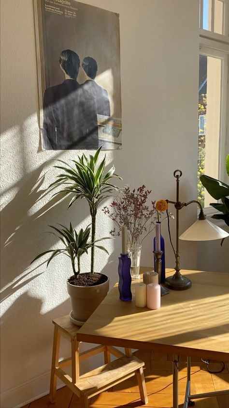 @kaethis_kennel posted on Instagram: “. . . . #interior #livingroom #plants #interiordesign #interiorinspiration #sun #spring #flowers #plantlove #frenchbulldog #goldenhour…” • Apr 29, 2022 at 10:05am UTC Green Bedroom Walls, Flowers At Home, Interior Livingroom, Dining Interior, Japandi Living, Apartment Decor Inspiration, Cute Room Decor, Living Room Inspo, Room Inspiration Bedroom