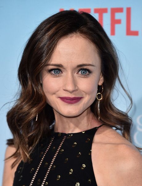 Alexis Bledel Now, Alexis Bledel Hair, Beaded Dress Long, Wavy Hairstyle, Dark Brunette Hair, Clear Winter, Dark Brunette, Alexis Bledel, Lauren Graham