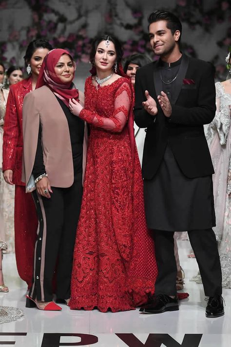 Hania Amir And Asim Azhar, Asim Azhar, Floral Skirt Outfits, Zainab Chottani, Ramp Walk, Bridal Couture Week, Red Bridal Dress, Shadi Dresses, Pakistani Actors