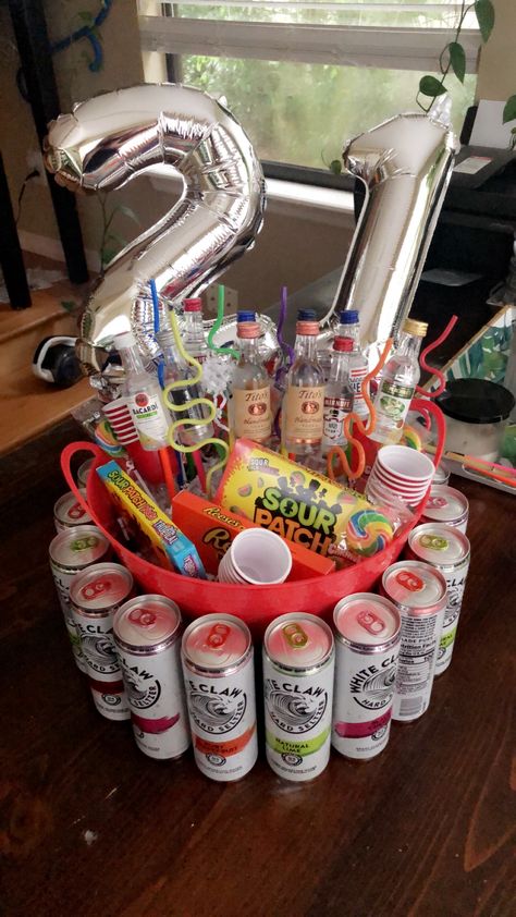 21st Birthday Gifts For Guys, Diy 21st Birthday Gifts, 21st Birthday Diy, Guys 21st Birthday, 21st Birthday Girl, 21st Birthday Presents, 21st Bday Ideas, Anniversaire Diy, 21st Birthday Cakes