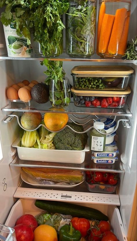 Fridge Scaping Aesthetic, Healthy Fridge Aesthetic, Fridge Scaping, Dream Fridge, Healthy Fridge, Desain Pantry, Fridge Storage, Fridge Organization, Healthy Food Motivation