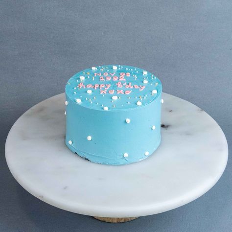 The trending minimalist Korean painting cake is here with us! Simple and stunning design. You can even customize the wording on top and request for the different cream colour you like. Now it’s your turn to hop on the bandwagon and join in on the minimalist cake trend. Cake Details 🍰 4 - 6slices 🎂 5 inch x 3.5 inch ⚖ 0.6 kg 🕑 1 day pre-order Ingredients + -Butter, sugar, flour, eggs, dairy cookies.Allergens + -Wheat, dairy, egg.Items provided with your order + -✓ Candles✓ Handwritten message 6 Inch Cake Design Simple, Trend Cake, Painting Cake, Birthday Cake For Boyfriend, Minimalist Cake, Cake For Boyfriend, Small Birthday Cakes, Korean Painting, Korean Cake