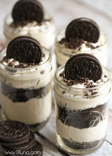 Creamy Oreo Dirt Cake Parfaits - a simple and delicious dessert every Oreo lover will enoy! { lilluna.com } Dirt Dessert Recipe, Dirt Dessert, Oreo Dirt Cake, Oreo Dirt, Oreo Desserts, Mason Jar Desserts, Dirt Cake, Parfait Recipes, Dessert In A Jar