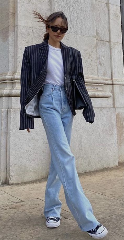 Blue Curdory Pants Outfits, Casual Office Outfits Women Jeans, Striped Blazer Outfit, Outfits With Converse, Mode Casual, Striped Blazer, Formal Outfit, Blazer Outfits, 가을 패션