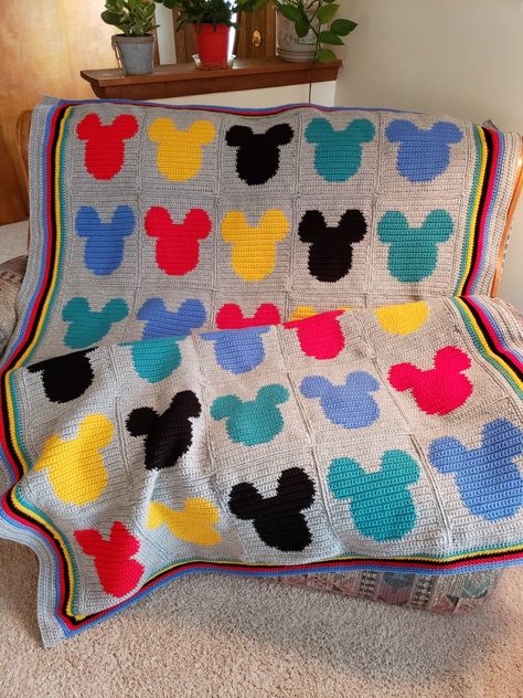 Mickey Mouse Granny Square, Disney Crochet Blanket, Crochet Spooky, Mickey Mouse Blanket, Disney Crochet, Christmas Crochet Blanket, Character Blankets, Disney Quilt, Crochet Square Blanket