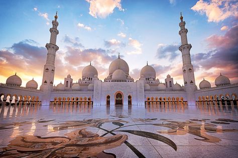 The Sheikh Zayed Grand Mosque has so many cool facts to know about, and you’ll be enjoying discovering the huge place around check out your package now Mosque Wallpaper, Sheik Zayed, Abu Dhabi Travel, Zayed Mosque, Sheikh Zayed Grand Mosque, Mosque Art, Ferrari World, Mosque Architecture, Sheikh Zayed