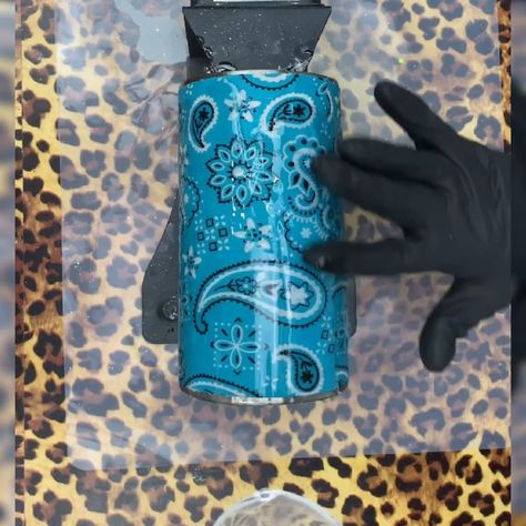 Fabric Tumbler Diy, Fabric Tumblers Ideas, Geode Tumbler Tutorial, Cheetah Print Epoxy Tumbler, Epoxy Cheetah Tumbler, Fabric Tumblers, Glitter Things, Glitter Sublimation Tumblers Blanks, Epoxy Pens