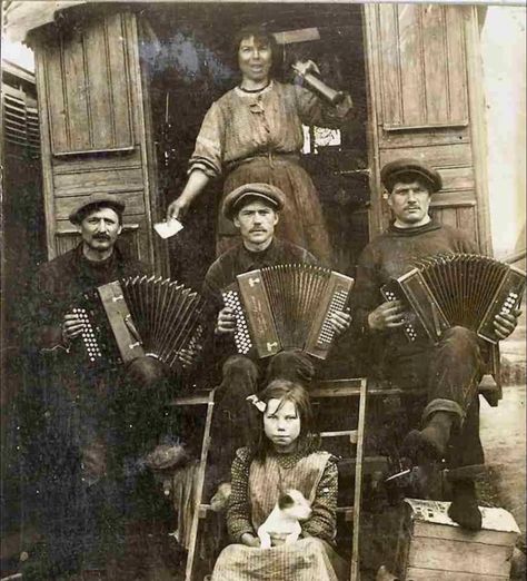 Bergen Op Zoom, Street Musician, Old Photography, Folk Instruments, Vintage Circus, Old Photographs, Music People, Vintage Dog, Vintage Pictures