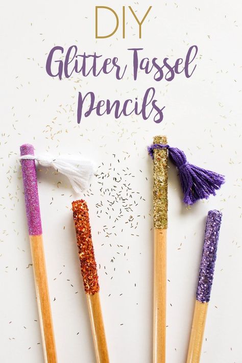 DIY // Glitter Tassel Pencils - Within the Grove Diy Sleep Mask, Market Day Ideas, Diy Straw, Tassel Crafts, Glitter Bottle, Diy Pencil, Christmas Stockings Diy, Diy Glitter, Diy Father's Day Gifts