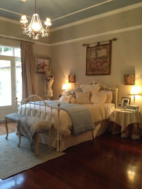 Master Bedrooms Coquette, Aesthetic Master Bedrooms, Old Timey Bedroom, Bedroom Claims For Dr, Grandma Bedroom Ideas, Bed And Breakfast Rooms, Vintage Cottage Core Bedroom, Little Women House, Romantic Vintage Bedroom Ideas