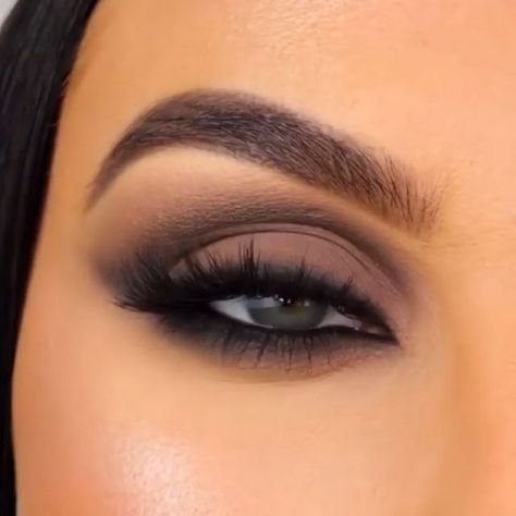 Machiaj Smokey Eyes, Dark Smokey Eye Makeup, Black Smokey Eye Makeup, Membentuk Alis, Black Smokey, Eyebrow Makeup Tips, Smokey Eye Makeup Tutorial, Makeup Tutorial Eyeliner, Makeup Tutorial Eyeshadow