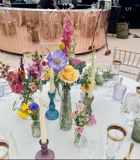 Wild Flower Round Table, Colorful Vases Wedding, Colourful Wedding Table, Round Table Centerpieces Wedding, Table Bouquet, Wildflower Theme, Wildflower Centerpieces, Round Wedding Tables, Ariel Wedding