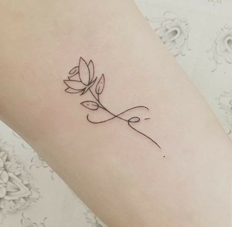 Tato Henna, Floral Tattoos, Inspiration Tattoos, Disney Tattoo, Delicate Tattoo, Tattoo Girls, Arrow Tattoo, Tattoo Feminina, Subtle Tattoos