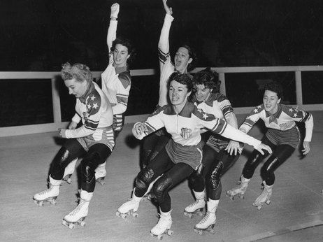 Members of the U.S. roller skating team practice together in May 1953. Derby Names, Skating Roller, Roller Derby Girls, Derby Skates, Weird Vintage, Derby Girl, Roller Skaters, Roller Girl, Burton Snowboards