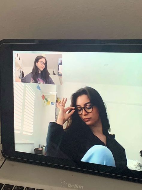 Facetiming Friends Aesthetic, Study Dates With Friends, Facetime Friends Aesthetic, Study With Friends Aesthetic, Long Distance Friendship Photo Ideas, Long Distance Friendship Aesthetic, Facetime Screenshots, Lyra Core, Online Best Friends