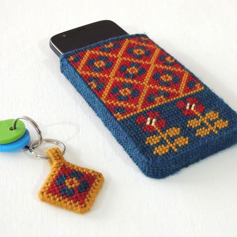 Diy Phone Pouches, Crochet Phone Pouch, Ikea Moppe, Pouch Ideas, Canvas Bag Diy, Tent Stitch, Crochet Phone Cases, Crochet Mobile, How To Make Tassels