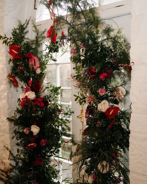 🌸❤️We all know that red and green is a classic colour combination for a winter wedding but we’re absolutely smitten with real wedding couple Elle and James' utterly gorgeous red and pink wedding theme. Their seriously swoon-worthy and stylish day at The Cliff at Lyons is what modern winter wedding dreams are made of. And don't even get us started on the bride's epic bouquet. WE. ARE. IN. LOVE! 🤍 Relive this magic day here: https://onefabday.com/stylish-pink-red-winter-the-cliff-at-lyons-wed... Red Pink White Green Wedding, Pink Red Green Wedding, Kirby Wedding, Red And Pink Wedding, Modern Winter Wedding, Red Wedding Flowers, Green Themed Wedding, Magic Day, Pink Wedding Theme