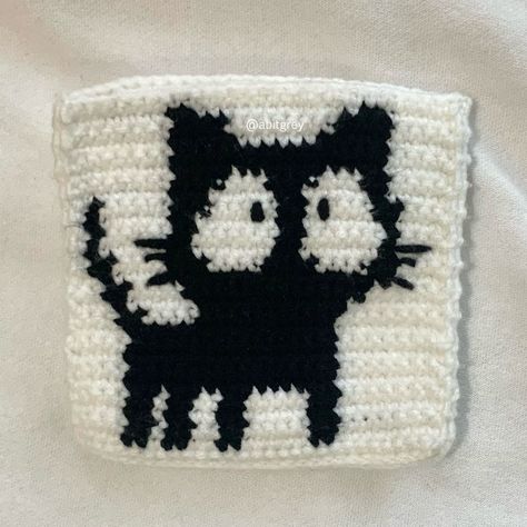 abitgrey on instagram Crochet Small Tapestry, Small Pixel Grid Crochet, Small Pixel Pattern, Small Crochet Tapestry, Crochet Black Cat, Cat Pouch, Intarsia Crochet, Small Crochet Gifts, Pixel Grid