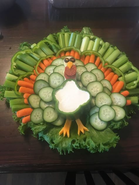 Turkey Veggie Tray With Dip, Turkey Veggie Platter Thanksgiving, Thanksgiving Veggie Platter, Veggie Tray Thanksgiving, Thanksgiving Vegetable Tray, Turkey Vegetable Tray, Thanksgiving Veggie Tray, Easy Thanksgiving Appetizers, Turkey Veggie Tray