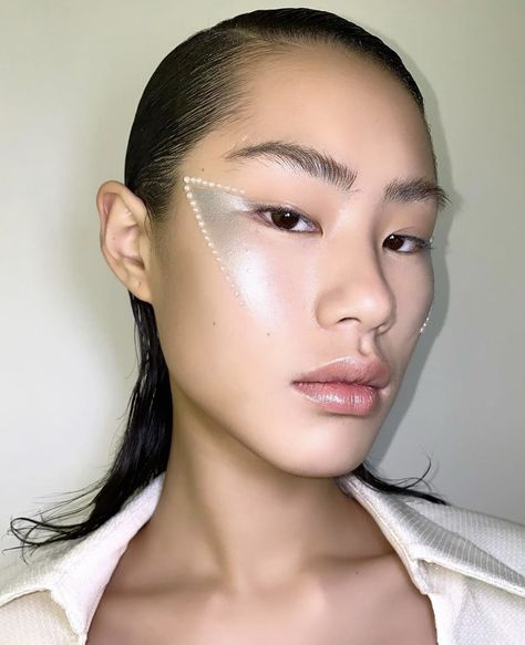 Futuristic Editorial Makeup, Futuristic Makeup Looks, 2023 Makeup Trends, Playful Makeup, Futuristic Hair, Futuristic Makeup, 2023 Makeup, Sparkle Makeup, Alien Makeup