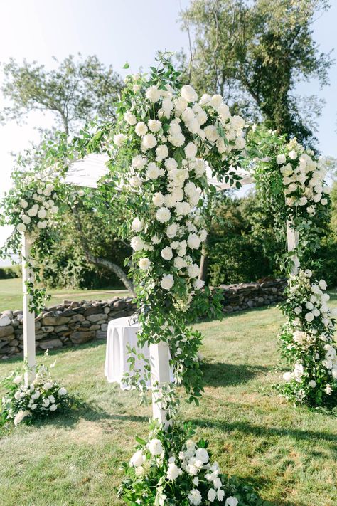 Looking for ceremony chuppah inspo? Look no further than this  classic green and white summer wedding! Photography: Carly Michelle Photography (http://www.carlymichellephotography.com) Chuppah Ideas, Chuppah Flowers, Air Tent, Trendy Flowers, Tent Wedding, White Summer, Wedding Coordinator, Open Air, Summer Wedding