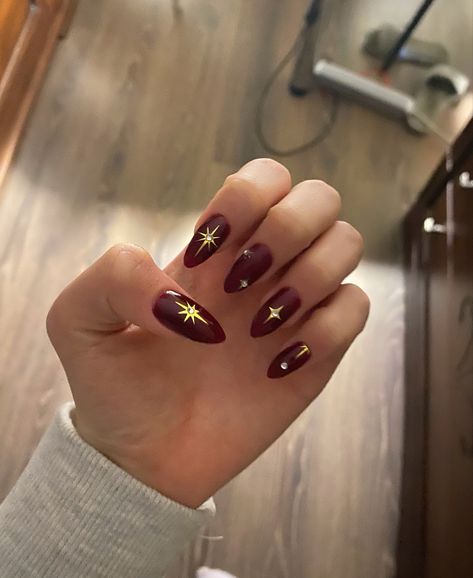 Red Nails With Gold Stars, Burgundy Star Nails, Red Nails With Gold Design, Gold Stars Nails, Burgundy And Gold Nail Designs, Gryffindor Nails, Gold Burgundy Nails, Red Nails With Gold, Stars Nails