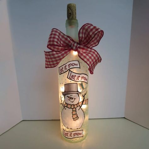 Christmas Lights Bottle, Snowman Bottle, Snowman Wine Bottle, Easy Christmas Decor Ideas, Alcohol Bottle Crafts, Wine Bottle Crafts Christmas, Repurposed Wine Bottles, Holiday Wine Bottles, Easy Christmas Decor