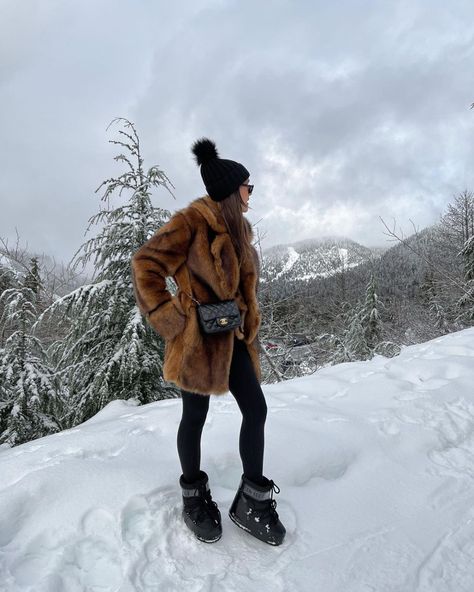 Emma Rose (@emmaleger) • Photos et vidéos Instagram Mountain Outfit Winter, Jackson Hole Wyoming Winter, Snow Bunny Outfit, Colorado Fashion, Apres Ski Style, Apres Ski Party, Mountain Outfit, Winter Outfits Aesthetic, Mom Jeans Outfit