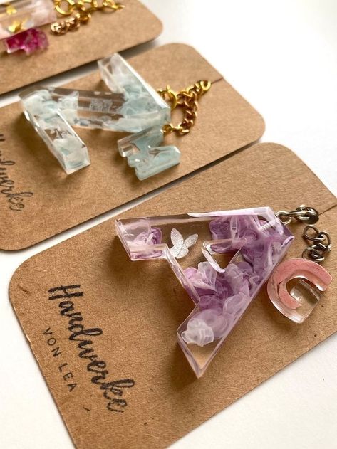 Epoxy Resin Letter Keychain, Resin With Pictures, Mini Resin Art, Resin Art Keychain Letters, Letter Keychain Resin, Unique Resin Art, Resin Keychains Ideas, Diy Resin Keychain Ideas, Art To Remember Projects