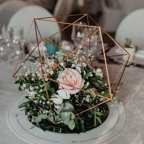 Wedding Centerpieces Diy Rustic, Tall Wedding Centerpieces, Candles Wedding, Simple Wedding Centerpieces, Candle Wedding Centerpieces, Wedding Floral Centerpieces, Rustic Wedding Diy, Rustic Wedding Centerpieces, Wedding Centerpieces Diy