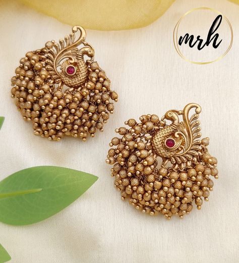 Latest Earings Trends Gold, Temple Jewellery Earrings, Unique Gold Jewelry Designs, Neck Pieces Jewelry, Gold Jewels Design, Black Beads Mangalsutra Design, New Gold Jewellery Designs, Gold Earrings Models, Modern Gold Jewelry