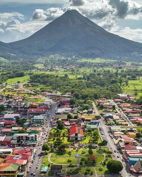 La Fortuna and Arenal Volcano, Costa Rica. Read our favorite things to do here: https://mytanfeet.com/activities/things-to-do-in-la-fortuna-and-arenal/  #CostaRica #lafortuna #arenal  photo by Mytanfeet do not use without permission. San Carlos Costa Rica, Costa Rica With Kids, Fortuna Costa Rica, Trip To La, Central America Destinations, Things To Do In La, Cahuita, Living In Costa Rica, Natural Hot Springs