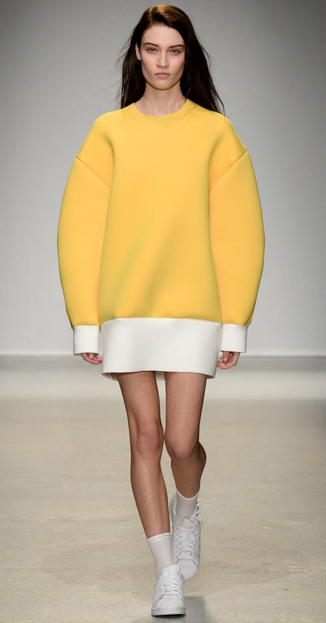 ̶$̶7̶2̶5̶ $507 OVERSIZED YELLOW NEOPRENE DRESS #JacquemusDress #Runway #FashionweekFall2014 Neoprene Fashion, Minimal Stil, Neoprene Dress, Fall 2014, Mode Inspiration, Minimal Fashion, Fashion Details, Look Fashion, Paris Fashion