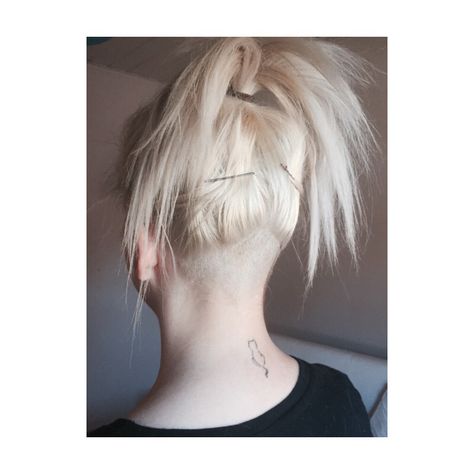 Undercut #undercut #undercutgirl #cattattoo Blonde Hair Undercut, Side Undercut, Girl Undercut, Shaved Side, Undercut Long Hair, New Hair Do, Hair Undercut, Awesome Hair, White Woman