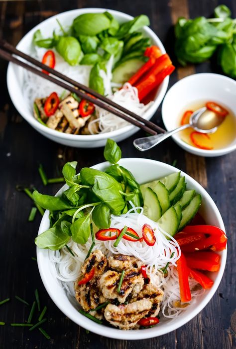 Vietnamese Vermicelli Bowl with hot lemongrass chicken or tofu and cool crisp veggies. Healthy, gluten free and delicious! Vietnamese Vermicelli Bowl, Vietnamese Vermicelli, Vermicelli Bowl, Feasting At Home, Lemongrass Chicken, Plats Healthy, Rice Vermicelli, Vietnamese Cuisine, Munnar