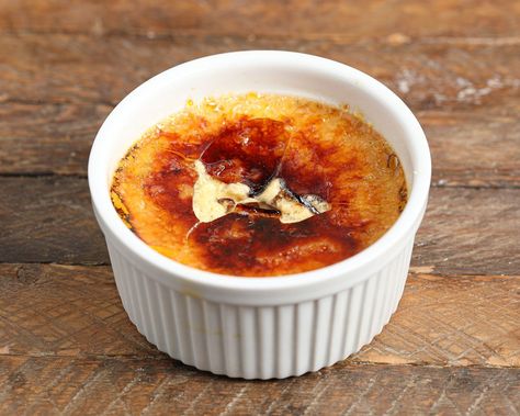 Creme Brulee Recept, Vanilla Custard Cake, December Recipes, Cream Brulee, Three Ingredient Recipes, Dinner Party Desserts, Creme Brulee Recipe, Brulee Recipe, Vegan Whipped Cream