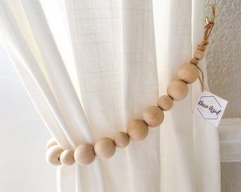 Window Treatments Farmhouse, Rideaux Boho, Cortina Boho, Cortinas Boho, Bead Curtain, Wood Curtain, Curtain Holdbacks, Bead Crafts Diy, Tab Curtains