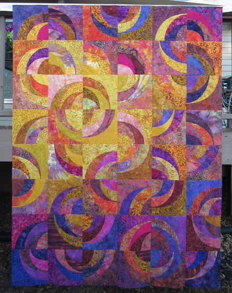 Julie's Quilts and Costumes: Blooming Onion Quilt Top Onion Quilt Pattern, Spiral Quilt Pattern, Blue Onion Quilt Pattern, Blue Onion Quilt, Onion Quilt, Temperature Quilts, Wall Hanging Quilts, Beginner Quilting, Circle Circle