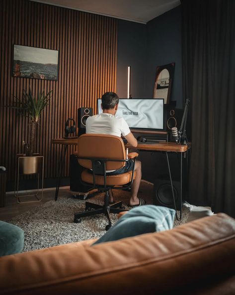 30 Most Calming Desk Setup Ideas You Should Check Home Studio Music Room, Tech Home Office, Desk Setup Ideas, Studio Music Room, Gaming Computer Room, Relaxing Office, Home Recording Studio Setup, Home Office Man, Home Studio Setup