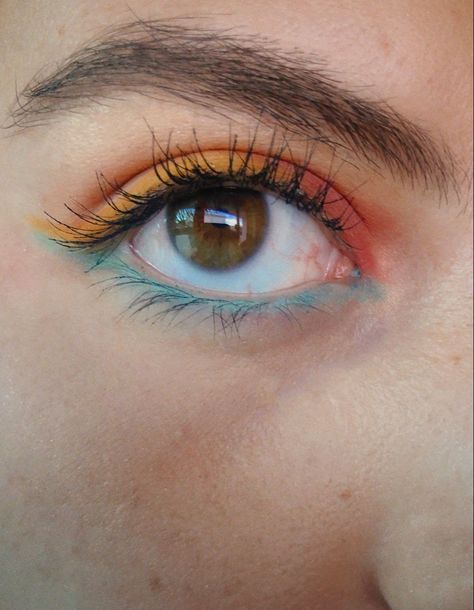 Easy Makeup Colorful, Subtle Colourful Eye Makeup, Simple Makeup Colorful, Simple Bright Makeup, Simple Colorful Eyeshadow Looks, Fun Easy Eye Makeup, Simple Colourful Makeup, Simple Fun Eye Makeup, Easy Colorful Eyeshadow