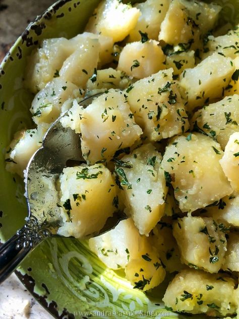 Boiled Potatoes with Butter and Parsley - Sandra's Easy Cooking Boiled Potato Recipes Side Dishes, Parsley Buttered Potatoes, Parsley Potatoes Stovetop, Boiled Potatoes With Skin On, Cheesy Bacon Potato Bites, Boiled Potato Recipes, Chive Mashed Potatoes Recipe, Traditional Mashed Potatoes Recipe, Boiled Potatoes Recipe